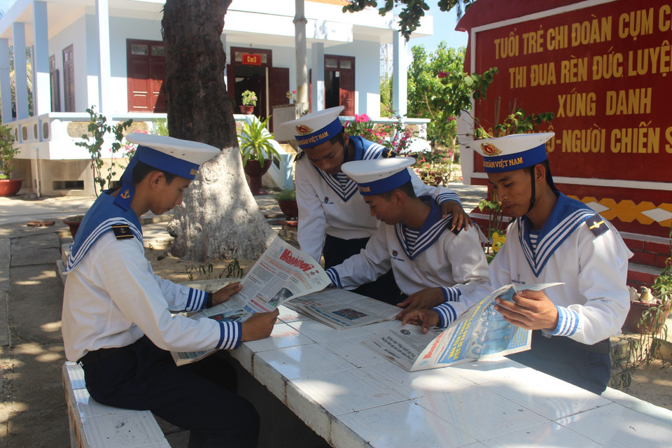 Des soldats sur l'île de Son Ca, archipel de Truong Sa (Spratleys), lisent des journaux. Photo: VNA 