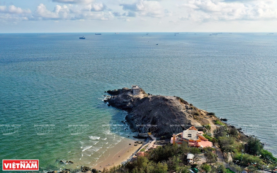La falaise de Vung Tau s'appelle maintenant le cap Nghinh Phong (littéralement « cap de la bienvenue de la brise »). 
