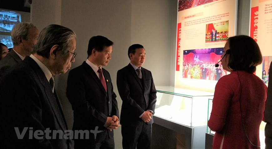 Le directeur du Musée national d'Histoire (deuxième à partir de la droite) et des délégués au vernissage de l’exposition. Cette exposition, intitulée "le Parti communiste du Vietnam – de congrès à congrès", a ouvert ses portes le 19 janvier au Musée national d'Histoire à Hanoï, à l’occasion du 91e anniversaire de la fondation du Parti communiste du Vietnam – PCV (3 février 1930) et avant le 13e Congrès national du Parti. Plus de 200 documents, objets et photos exposés traduisent trois contenus principaux : la naissance du PCV, le PCV et ses congrès, les préparatifs du 13e Congrès national du Parti. L’exposition se poursuit jusqu’en mai 2021. Photo : Minh Thu/Vietnam+