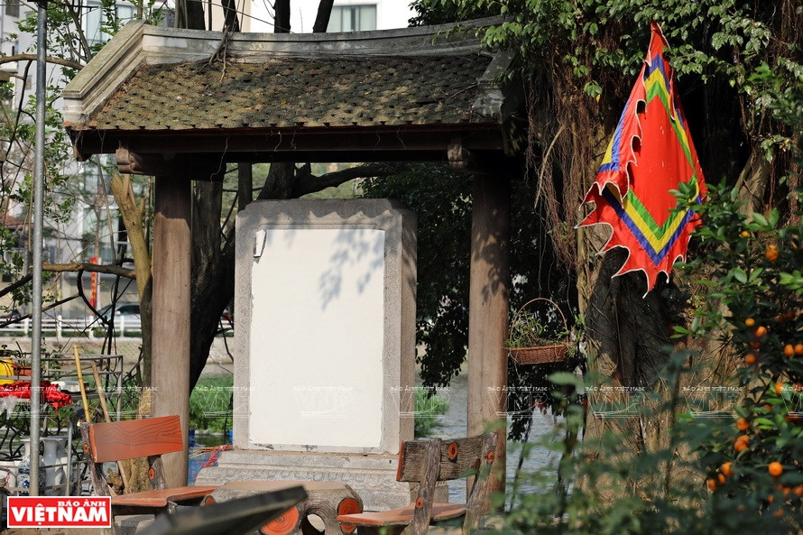 Stèle en pierre dans le temple Cau Nhi. Photo : Vietnam Illustré 