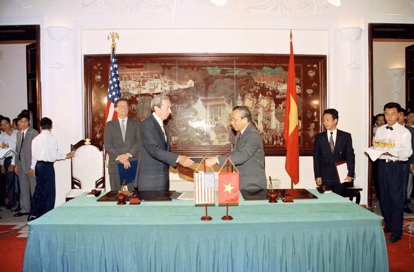 Le 5 août 1995, à Hanoï, le secrétaire d'État américain Warren Christopher et le ministre vietnamien des Affaires étrangères Nguyen Manh Cam (droite) ont signé le protocole établissant officiellement les relations diplomatiques entre le Vietnam et les États-Unis. Photo : Xuan Tuan – VNA.