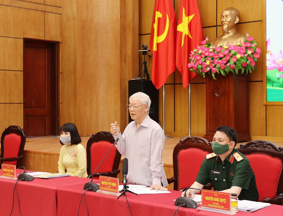Le secrétaire général du Parti Nguyen Phu Trong, secrétaire de la Commission militaire centrale présente son plan d’action. Photo : VNA