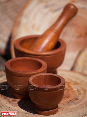 Les artisans de Phu Long fabriquent également de nombreux autres produits tels que conteneurs à couteaux et à fourchettes... Photo : Vietnam Illustré