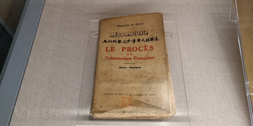 Le livre "Le procès de la colonisation française" de Nguyen Ai Quoc, publié en France en 1925. Comme son nom l’indique, le texte se présente sous la forme de pièces et de témoignages comme autant de preuves des exactions françaises dans les colonies. Violence de guerre, brutalités, humiliations, racisme, spoliation de biens, exploitation économique, les principaux fléaux qui accablent les peuples colonisés sont décrits et exposés sans complaisance avec une touche d’ironie sur la mission civilisatrice de la France. Des personnalités coloniales sont accusées nominativement. L’appareil du système colonial est décrié et condamné dans ses grandes missions. Pour y remédier, les solutions politiques appelant à la résistance et à la révolution sont préconisées dans le dernier chapitre. Une source fondamentale sur la réception politique de la colonisation par les colonisés eux-mêmes. Photo : Minh Thu/Vietnam+