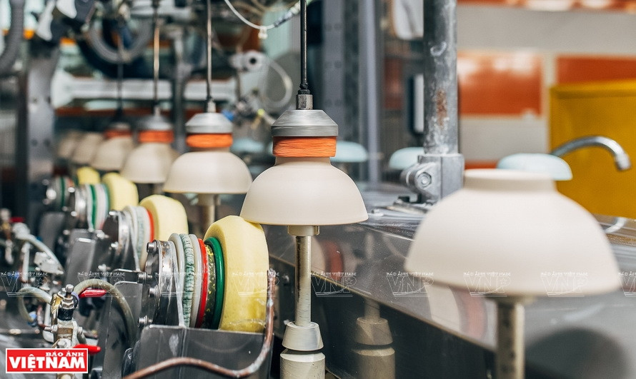 La sarl Minh Long I applique des technologies modernes à la production de céramique. 