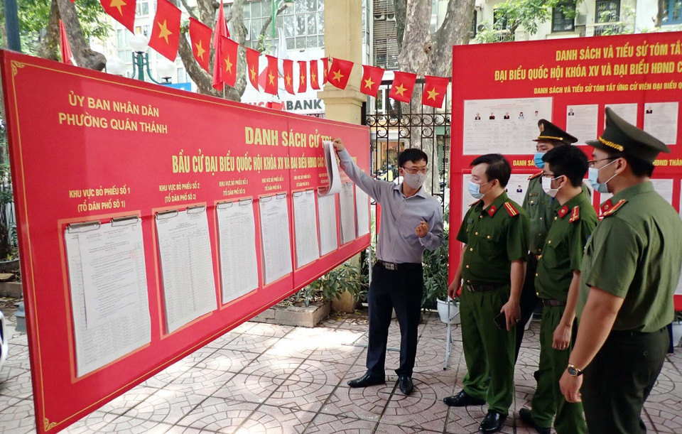 La police des arrondissements et districts de Hanoi ont mis en œuvre de manière proactive des mesures pour protéger la sécurité et la sûreté absolues le jour du scrutin dans toutes les situations. Photo : VNA