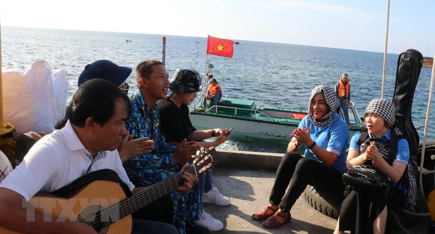 Des soldats de l'île de Thuyen Chai C échangent avec une délégation d'officiers et de soldats du continent.