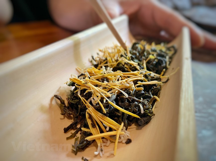 Il y a maintenant de nombreuses méthodes de préparation du thé au lotus et le plus populaire est le mélange du thé Shan Tuyet avec des étamines de lotus de Bach Diep. 