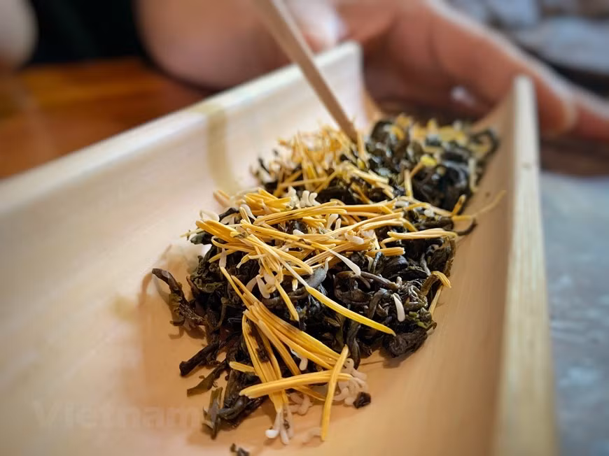 Il y a maintenant de nombreuses méthodes de préparation du thé au lotus et le plus populaire est le mélange du thé Shan Tuyet avec des étamines de lotus de Bach Diep. 