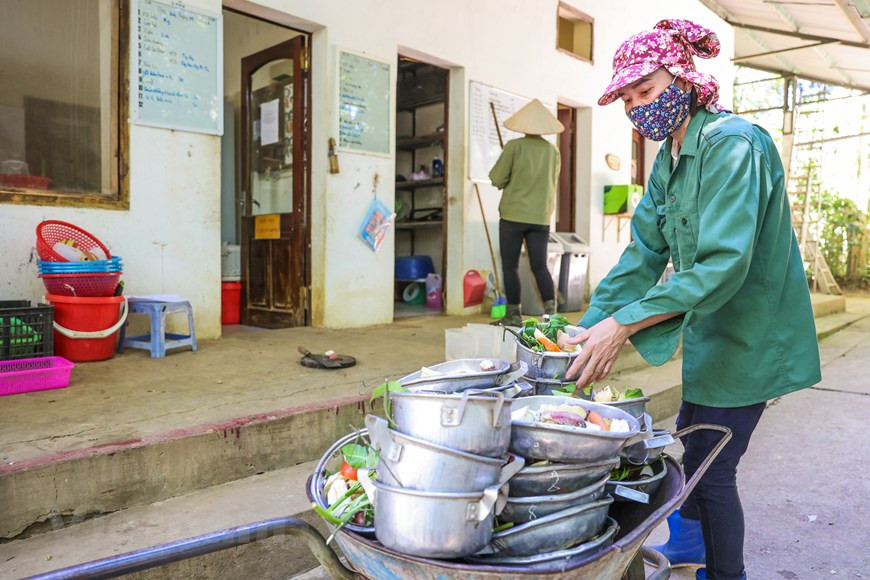 Si le Parc national de Cuc Phuong est évalué comme l'un des jardins botaniques d’envergure mondiale, alors le Centre de sauvetage des primates en danger de Cuc Phuong est sur la voie de devenir l'un des endroits pour sauver et soigner les animaux sauvages les plus grands d'Asie du Sud-Est. Depuis de nombreuses années, le centre de sauvetage des primates en danger de Cuc Phuong devient une destination attrayante pour les touristes nationaux comme étrangers. En venant ici, les visiteurs peuvent voir la beauté des primates menacés par le braconnage et prendre conscients davantage plus de leur responsabilité d’œuvrer ensemble pour protéger la faune. 
