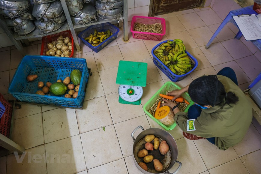 Après le repas, les personnels du Centre de sauvetage des primates en danger de Cuc Phuong au Parc national éponyme dans la province de Ninh Binh (Nord) doivent se rendre dans chaque zone de soins pour vérifier l'état de santé des animaux, puis nettoyer leur habitat. Habituellement, le travail se termine à 18 heures, mais il y a des jours où les membres du Centre doivent passer une nuit blanche pour s'occuper des individus malades. Le travail quotidien du personnel de ce Centre se répète : de la préparation de la nourriture, la répartition des rations alimentaires, le nettoyage des cages, puis le bain des primates. 