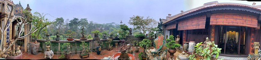 Cette maison à cinq travées construite selon le style architectural ancien au Nord est installée sur la terrasse d’une grande maison. Photo : Vietnam+ 