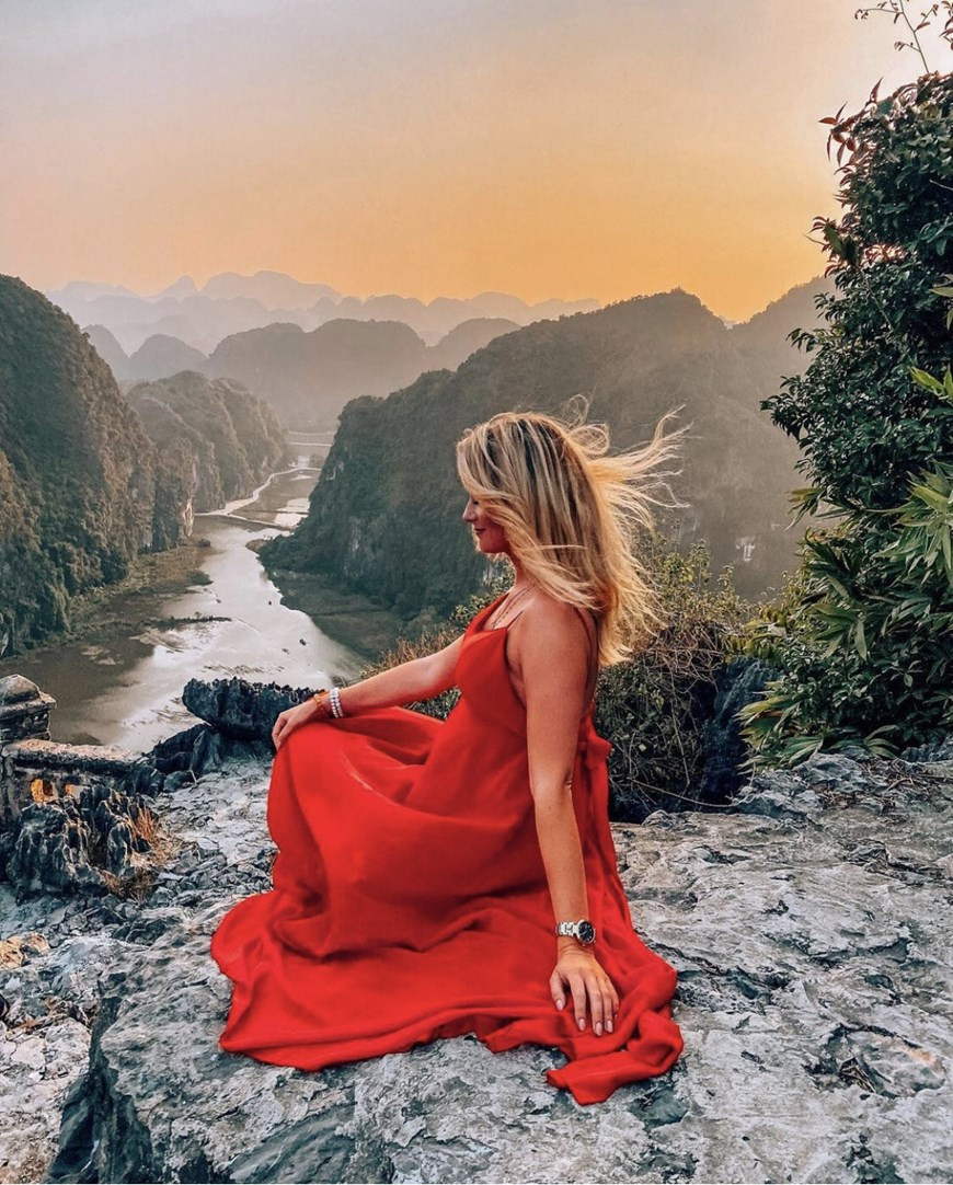 Les touristes qui se rendent à cet endroit tentent souvent de conquérir le sommet de la montagne, ce qui les amènera à l’une des vues les plus emblématiques du Vietnam - une vue panoramique sur de pittoresques chaînes de montagnes calcaires et des rizières. En particulier, à l'Ouest, la rivière Ngô Dông serpentant à travers Tam Côc, les autres côtés offrent une vue sur les rizières luxuriantes. Les visiteurs ne doivent pas manquer la grotte Mua lors de la visite de Tam Côc - Bich Dông. En montant au sommet de la montagne, ils verront l'ancienne capitale de Hoa Lu, solide et belle, et comprendront pourquoi cet endroit a été choisi comme capitale de l'ancien Vietnam. Photo : Vietnam+