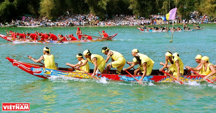 Course de bateaux traditionnelle sur la rivière de Tra Khuc.