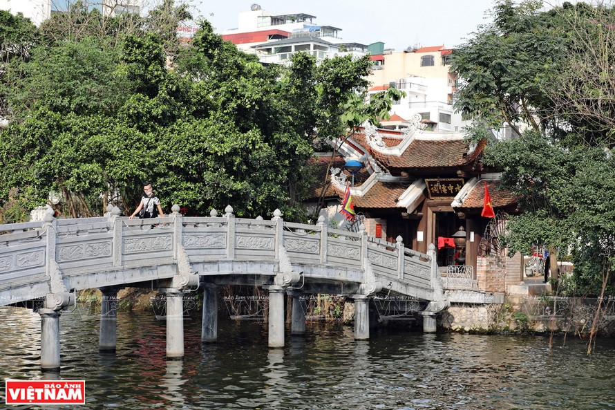 Ce temple est situé sur une île entourée d'arbres luxuriants au milieu du lac de Truc Bach dans l’arrondissement de Ba Dinh à Hanoï. Photo : Vietnam Illustré 