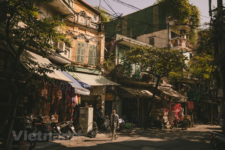 Hanoï s'est fixé pour objectif d'accueillir de 35 à 39 millions de touristes d'ici 2025, dont de 8 à 9 millions d'étrangers, gagnant environ 151.000 milliards de dongs (6,53 milliards de dollars), dans le cadre de la Stratégie de développement touristique récemment lancée par la ville avec une vision à l'horizon 2030. La capitale espère accueillir de 48 à 49 millions de visiteurs d'ici 2030, dont de 13 à 14 millions d'étrangers. Hanoï s'attachera à faire du tourisme un secteur économique de pointe qui servira aussi de moteur à d'autres. La ville appliquera une technologie de pointe et fera de ses ressources humaines qualifiées un facteur décisif pour le développement du tourisme. Pour atteindre les objectifs, les autorités locales renforceront les investissements et les ressources en infrastructures touristiques qui seront réalisés de manière concertée et harmonieuse. 