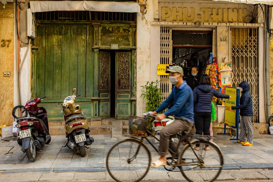 Construites aux XVIIIe et XIXe siècles, de nombreuses maisons du Vieux Quartier sont petites, tubulaires et couvertes de feuilles de chaume ou de tuiles. La plupart d'entre elles ont une structure en briques avec des poutres en bois ou une structure en poutres en bois résistantes à la force avec des éléments de rehaussement supportant les tuiles. Pour fabriquer les poutres, des bois précieux, tels que đinh, lim, sến, táu (quatre bois précieux et résistants) ont été utilisés. Cependant, ce qui fait étonner les chercheurs, c'est que tous les calculs pour fabriquer les structures de ces maisons ont été faits par des ouvriers qui n'avaient jamais suivi une formation, mais ne dépendaient que de leurs expériences traditionnelles. Vers la fin du XIXe et au XXe siècle, la plupart des maisons avaient un toit en tuiles doubles ou en tuiles en pointe. 