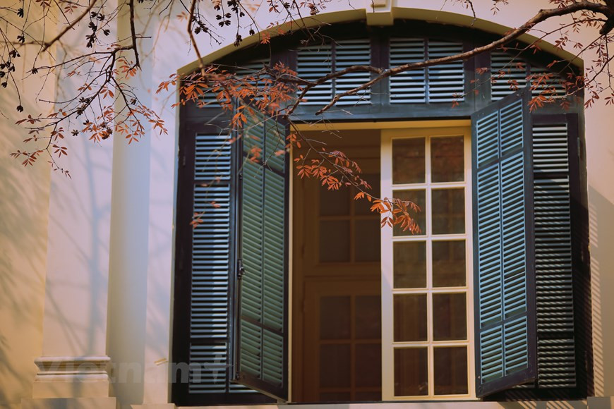 On peut dire que les vieilles maisons et les vieux coins sont toujours une "spécialité" qui attire les touristes à chaque fois qu'ils visitent la capitale. Peu importe où ils vont, les enfants nés à Hanoï sont toujours fiers des vieilles rues, où se déposent de nombreux souvenirs anciens et nostalgie. La capitale se renouvelle de jour en jour avec des immeubles de grande hauteur animés. Cependant, Hanoï a toujours des toits de tuiles et des murs jaunes qui suffisent pour que les gens se taisent quand ils se souviennent. Les maisons à l'architecture ancienne, malgré les années de changement, sont toujours là comme si elles détenaient les petits souvenirs restants de Hanoï. On ne sait pas quand, elles sont devenues une partie inévitable que les gens ne peuvent s'empêcher de manquer. 