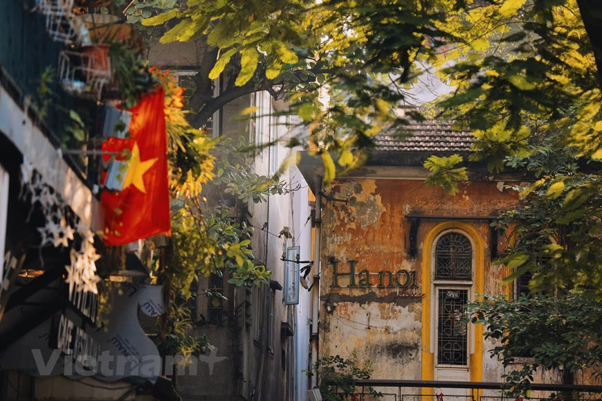 Au milieu de l'agitation urbaine de Hanoï, cette ville conserve encore des coins de rue pleins de nostalgie, envoyant de nombreux souvenirs anciens. En visitant la capitale vietnamienne au début de l'hiver, les visiteurs ne peuvent s'empêcher d'être surpris de voir une image très différente de Hanoï. Vivre les hauts et les bas de l'histoire, les petits coins de rue qui gardent les caractéristiques traditionnelles sont toujours une image réminiscence, gravée dans le cœur de chaque enfant de la capitale. Les anciennes maisons, les vieux coins de rue à Hanoï préservent la nostalgie qui dure au fil des ans. Bien que la ville soit animée et occupée, chaque fois que vous passez par ici en levant les yeux, les gens se sentent toujours étrangement paisibles. 