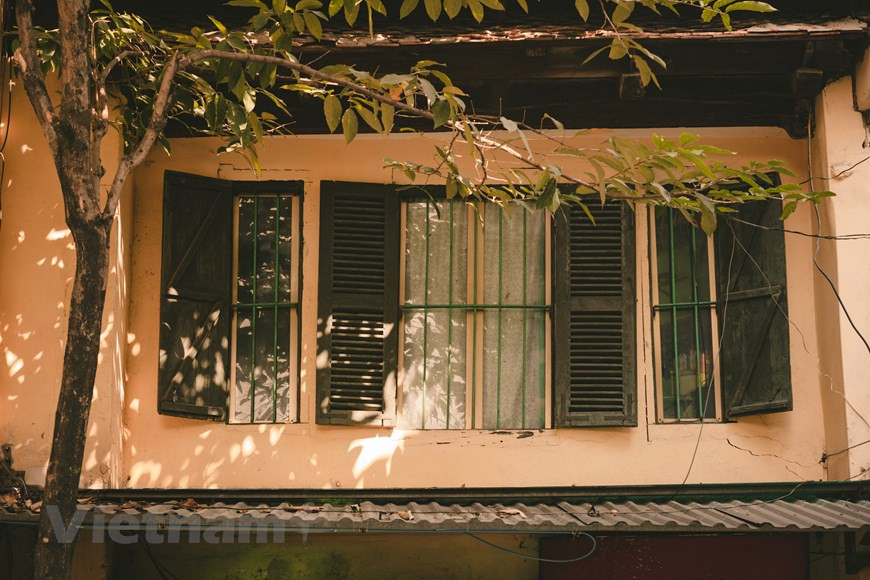 Avec le temps, les maisons anciennes couvertes de mousses de Bui Xuan Phai ont cédé la place à la modernité, en réalité comme en peinture. Hanoï est la terre des souvenirs et de la diversité, diversité culturelle mais aussi diversité des gens. Pour l’heure, Hanoï compte 1.586 bâtiments et villas de style français, construits il y a plus de 100 ans. Pas moins de 562 d'entre eux sont utilisés par des particuliers et le reste appartient à l'État. Hanoï se classe au 15e rang parmi les 25 meilleures destinations touristiques du monde en 2019, devant Tokyo et Sydney, selon les Traveler's Choice Awards, les prix les plus prestigieux de TripAdvisor. 