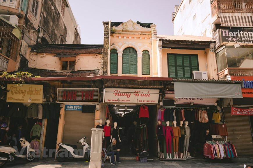 Maître incontesté des peintures sur Hanoï du milieu du 20ème siècle, Bui Xuan Phai a écrit : « Hanoï est une beauté multiple qui correspond au goût de chacun. Ses rues et ses maisons anciennes sont magnifiques en peinture. Leur rythmique n’est pas monotone comme celle des immeubles ou des maisons préfabriquées. Certaines maisons sont hautes, d’autres basses, certaines grandes, d’autres petites, certaines sont en retrait, d’autres débordent sur la rue ». Même s’il a excellé dans les tableaux d’artistes de chèo ou les natures mortes, aux yeux des amateurs de peinture, Bui Xuan Phai reste « le » peintre des anciennes rues de Hanoï. Au cours des années difficiles, il peignait sur toutes les surfaces possibles et imaginables : un bout de papier journal, l’enveloppe d’un paquet de cigarettes…