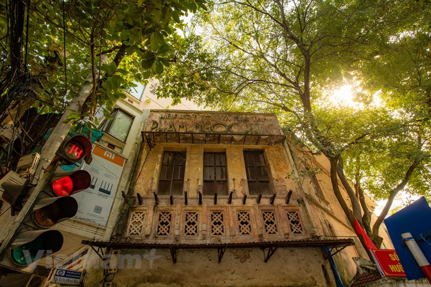 Les lieux antiques sont aussi un lieu où les jeunes s'invitent entre eux pour prendre des photos. Ils choisissent de vieilles maisons vétustes de près de cent ans avec des fenêtres peintes en rouge-vert et des murs jaunes dans la rue Hang Than. Ou la rue Phan Huy Ich avec une longue file de vieilles maisons. Les vieilles maisons créent une caractéristique distinctive pour l'apparence des vieux quartiers de Hanoï aujourd'hui. Hanoï les jours ensoleillés, la ville porte une chemise jaune colorée, mais elle a encore de belles caractéristiques anciennes et familières. Les vieilles maisons aux murs écaillés et moussus ne se trouvent plus que dans les vieux quartiers de Hanoï. 