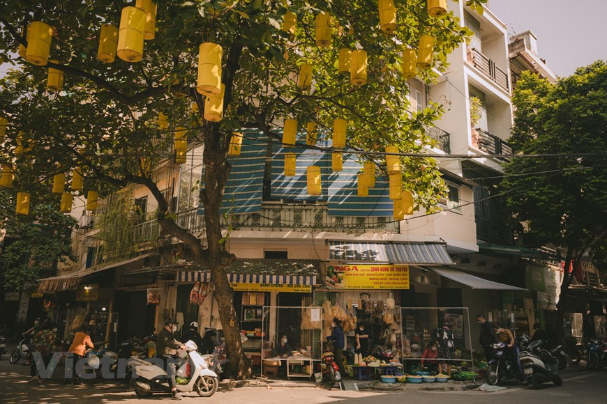 TripAdvisor indique que Hanoï est attrayante grâce à la préservation de son Vieux Quartier et de l'architecture de la période coloniale, tout en créant un espace raisonnable pour développer l’architecture moderne. La capitale attire les touristes par la beauté antique de ses anciens bâtiments d’architecture française mélangés avec des bâtiments modernes de grande hauteur. Le charme de Hanoï vient aussi de ses parcs, de ses boulevards ombragés et de ses plus de 600 temples et pagodes. Les visiteurs peuvent facilement découvrir la capitale du Vietnam en taxi. Ce n'est pas la première fois que Hanoï figure sur des listes prestigieuses. La capitale du Vietnam a été élue parmi les 10 premières destinations en 2018 selon le classement des tendances du tourisme publié par Airbnb. 