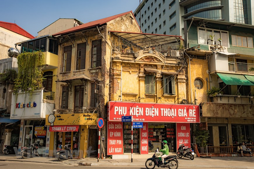 Hanoï dans un certain petit coin de rue montre encore une caractéristique paisible et simple, les gens vivent lentement et tranquillement au milieu du chaos de la vie. Les maisons tachées par le temps avec de vieux murs peints rendent les gens paisibles et chers à chaque fois qu'ils passent. Dans les jours ensoleillés du début de l'hiver à Hanoï, les vieilles maisons deviennent plus belles et plus idylliques. Hanoï change de jour en jour, les rues et les coins traditionnels sont de plus en plus fréquentés. Pourtant, un Hanoï vieux et nostalgique est toujours là, se profilant à quelques coins de rue. 