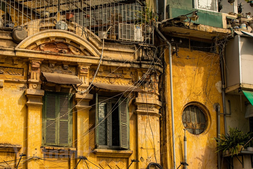 Les caractéristiques anciennes et tristes des coins de rue nichés au cœur de Hanoï fascinent toujours tous ceux qui visitent la ville. De nombreuses maisons datant de la période coloniale française subissent encore tranquillement les changements de Hanoï. Les vieilles maisons sont le point culminant d’un quartier avec des toits de tuiles rouges, des murs jaune vif et des fenêtres en bois peintes en vert brillant. Certains regretteront cette beauté nostalgique lorsqu'ils viendront se photographier à la va-vite lorsque ces vieilles maisons sont remplacées par de nouvelles constructions. Les caractéristiques anciennes et contemplatives de Hanoï sont devenues une source d'inspiration pour de nombreux photographes, peintres et musiciens. 