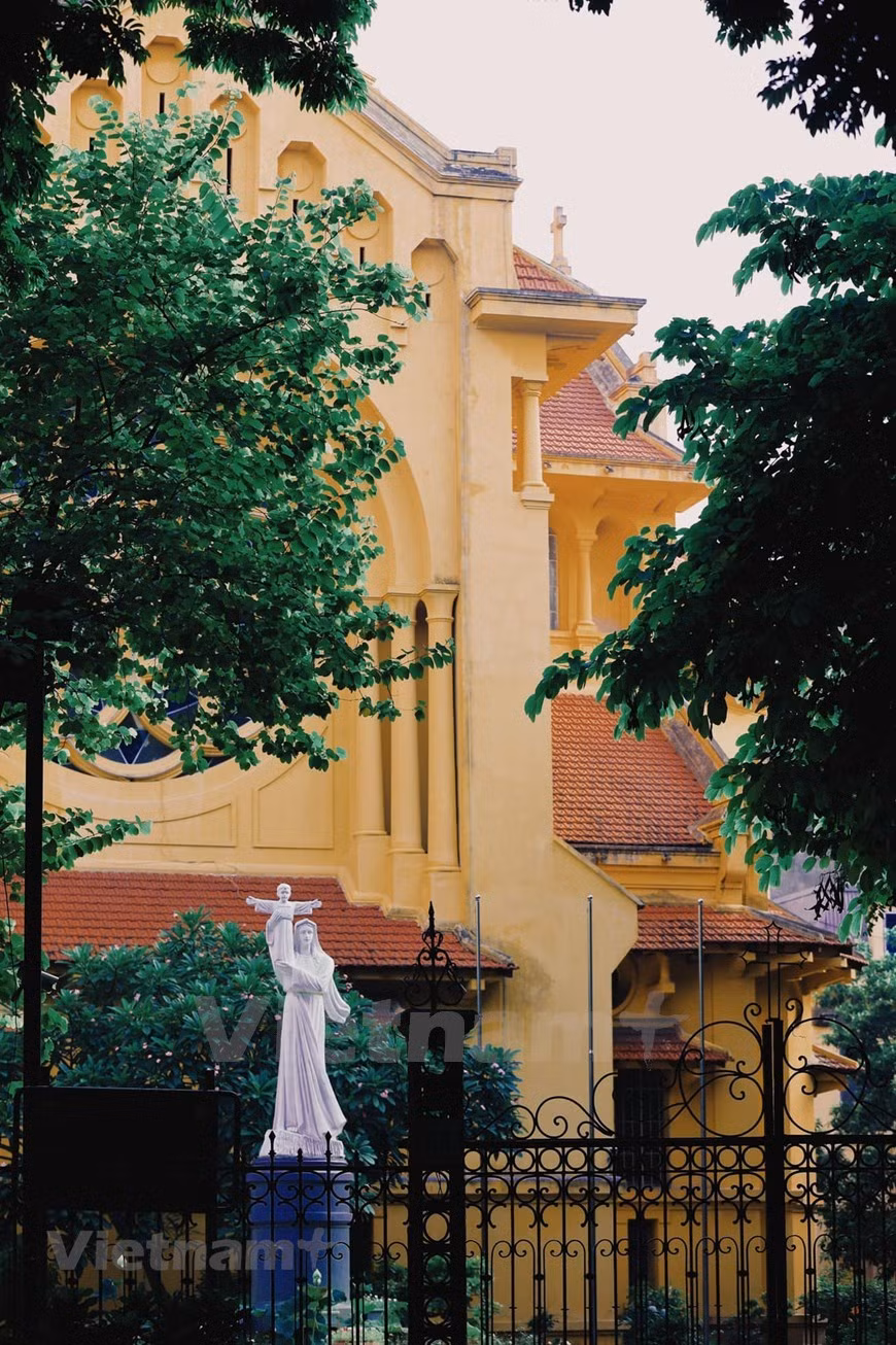  La rue Phan Dinh Phung est fortement influencée par l'architecture occidentale. Tout d'abord, il y a des villas de grande hauteur nichées derrière de grands arbres. Bien que la tache de peinture se soit estompée avec le temps, elles dégagent toujours une beauté ancienne, donnant aux visiteurs un sentiment de nostalgie. Dans la rue Phan Dinh Phung, il y a l'église Cua Bac. Cette œuvre a été construite à la porte nord de la citadelle de Thang Long, conçue par l'architecte français Ernest Hebrarb. Elle a été construite dans la période de 1925-1930. L'architecte français a habilement exploité les principes des églises de la période de Renaissance pour s'harmoniser avec le paysage régional. En plus du clocher comme point culminant impressionnant, il faut mentionner le dôme dans la zone centrale, en particulier le système de toit en tuiles s'étendant du clocher à travers le dôme, avec le système des arbres verdoyants environnant, montrant un paysage familier comme on le voit quelque part dans les temples dans les villages vietnamiens. La combinaison intelligente de l'architecture occidentale et orientale crée une œuvre architecturale unique qui a à la fois un style moderne et très ancien que toutes les églises n'en ont pas. 