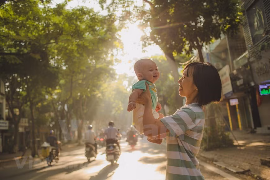 En automne, les gens ralentissent souvent lorsqu'ils empruntent la rue Phan Dinh Phung pour profiter de la scène merveilleuse. En regardant la rue ces jours-ci, ils sont souvent étonnés par sa beauté qui est renforcée par la touche d'automne qui fait tomber les feuilles. L'automne est reconnu par beaucoup comme le meilleur moment de l'année dans la capitale. Il est devenu une source d'inspiration pour les artistes vietnamiens. Les saveurs, les images, les sons et les odeurs de l'automne doux sont tous mémorables. Le ciel est bleu, le soleil réchauffe doucement le corps au lieu de vous laisser dans une mare de sueur et les couleurs tout autour sont d'une beauté éclatante. 