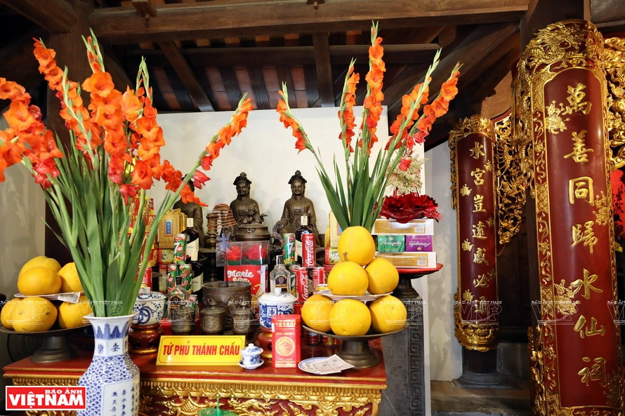 Toutes les statues, bougeoirs,... du temple ont été conçus par les artisans du célèbre village de fonte de bronze Ngu Xa, situé au bord du lac de Truc Bach. Photo : Vietnam Illustré 