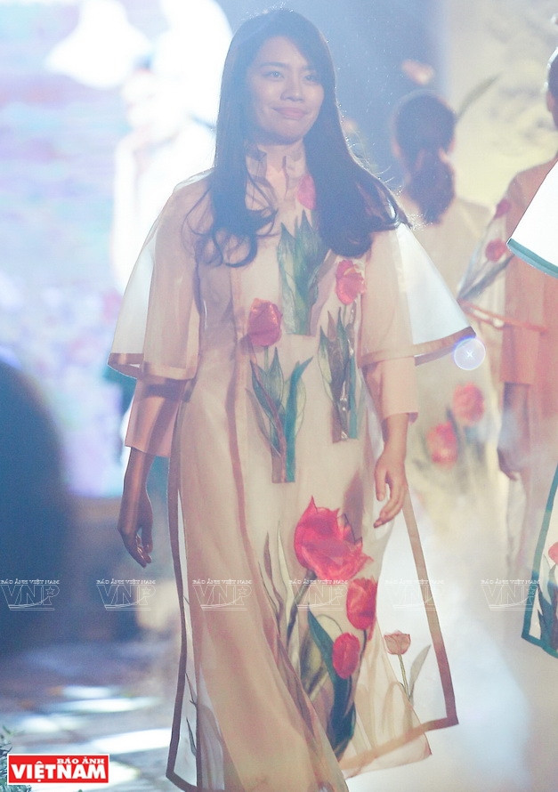 La styliste Phuong Thanh lors du défilé de mode "Notre Ao Dai" au Temple de la Littérature - Quoc Tu Giam (Hanoï). 
