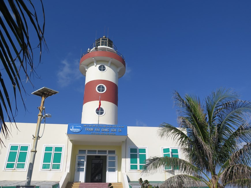 Le phare de Son Ca, d'une hauteur de 28 m, avec un centre lumineux de 25,5 m, un éclair blanc de groupe 2, une période de 10 secondes et une portée effective de 15 milles marins, a été mis en service en 2010. Photo: VNA