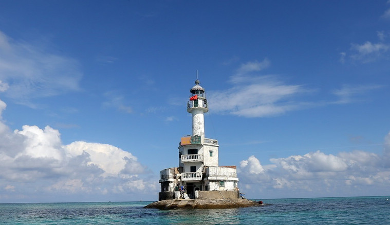 Phare sur l'île de Da Tay B. Photo : VNA