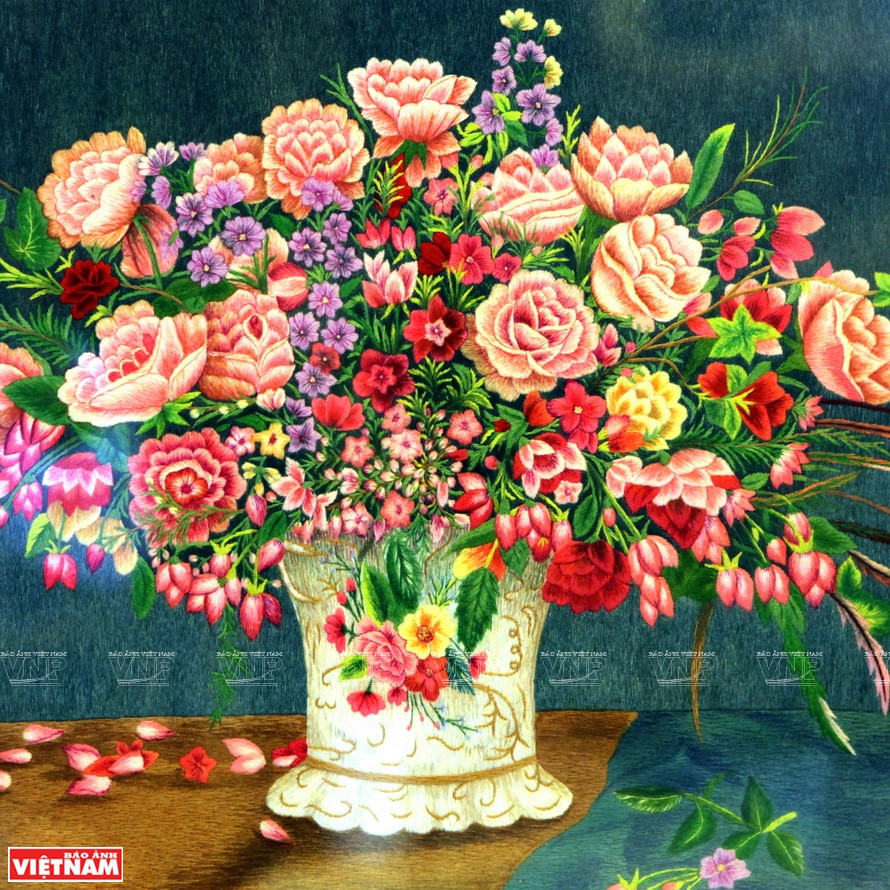 Des habitants locaux maintiennent l’art de la broderie en inventant de nouveaux motifs de décoration, inspirés de la vie quotidienne des Vietnamiens.