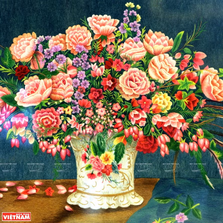 Des habitants locaux maintiennent l’art de la broderie en inventant de nouveaux motifs de décoration, inspirés de la vie quotidienne des Vietnamiens.