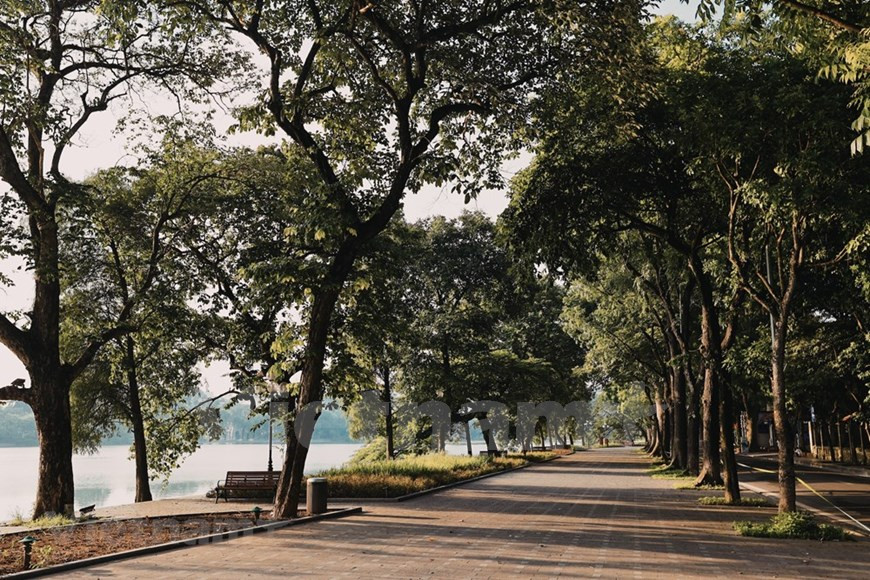 Quand l'automne arrive à Hanoï, les rayons du soleil sont dispersés dans les rues, un vent frais commence à souffler, le ciel est d'un bleu éclatant et les arbres frémissent sous la brise légère. En cette saison, faire une promenade autour du lac de Hoan Kiem (Epée restituée) est vraiment un plaisir pour libérer du stress et des soucis de la vie quotidienne. Autour du lac de Hoan Kiem en automne, le paysage est vraiment spectaculaire avec des arbres luxuriants, le charmant pont The Huc et l'ancienne tour de la Tortue. Le lac réserve toujours sa propre beauté taciturne attirant de nombreux touristes et résidents à visiter chaque automne. Bien que Hanoi ait 4 saisons différentes, l'automne reste le moment le plus approprié pour se promener dans les belles rues et profiter pleinement de la beauté irrésistible de la capitale.
