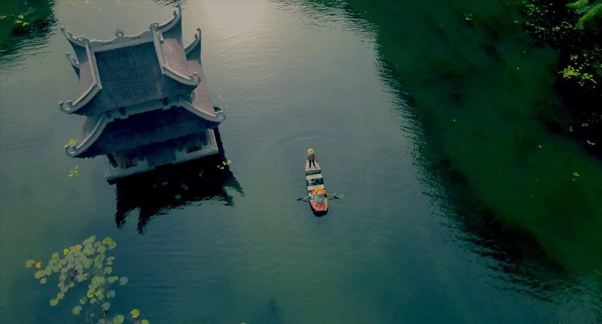 Située à quelque 90 kilomètres de la capitale Hanoï, la province septentrionale de Ninh Binh recèle des paysages d’une incroyable beauté, ainsi qu’un patrimoine historique et culturel impressionnant. La province de Ninh Binh a une topographie très diversifiée : montagnes, plaines, zones côtières. Elle dispose de riches écosystèmes avec de beaux paysages naturels attirant les touristes, tels que Tam Coc - Bich Dong, le Parc national de Cuc Phuong, la zone humide de Van Long, le Parc ornithologique de Thung Nham, et des sources d’eau chaude. En outre, Ninh Binh possède le complexe paysager de Trang An - un patrimoine culturel et naturel de l’UNESCO, ainsi que d’autres patrimoines culturels et historiques comme l'ancienne capitale Hoa Lu, la cathédrale de Phat Diem, la pagode Bich Dong. Photo : Vietnam+