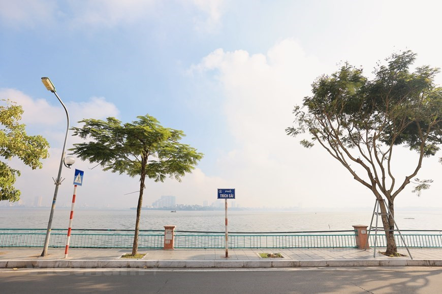 L’automne est aussi une belle saison pour les mariages. On peut voir très fréquemment des couples se faisant photographier à proximité du lac Hoàn Kiêm, du lac de l’Ouest, au sein du Temple de la Littérature et aussi devant le Sofitel Legend Metropole Hanoï. Autre facette du romantisme de l’automne ! Automne, c’est le temps de faire des promenades autour du lac de l'Ouest pour admirer le crépuscule. Le lac de l'Ouest est l'un des lieux de promenade romantique favori par les Hanoïens. Si vous êtes en quête d’un espace calme et frais, le lac de l’Ouest est idéal, en particulier au crépuscule, ce constituant un moment inoubliable.