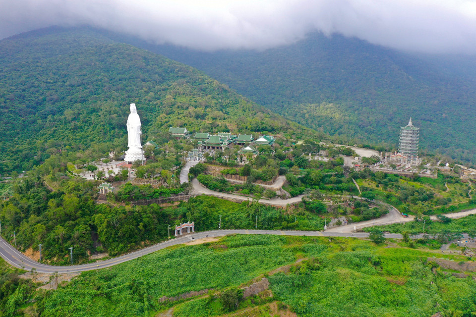 Vue panoramique de la pagode Linh Ung - Bai But située sur la péninsule de Son Tra (Da Nang). Photo : VNA 