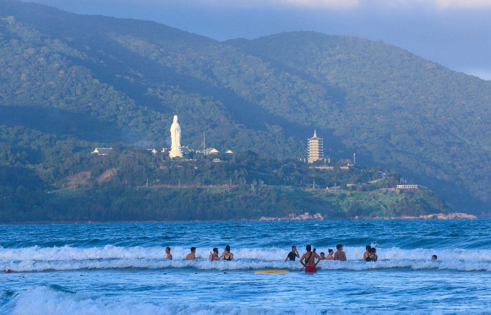La pagode adossée à la montagne offre une belle vue sur la mer. Photo : VNA 