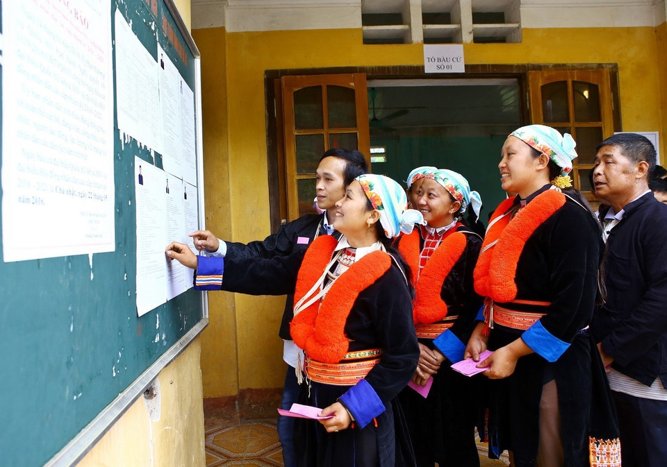 Des électeurs des minorités ethniques de la commune de Thai Hoc, district de Nguyen Binh, province de Cao Bang recherchent des informations sur les candidats avant de voter pour élire les députés de la 14e législature de l'Assemblée nationale. Photo: VNA