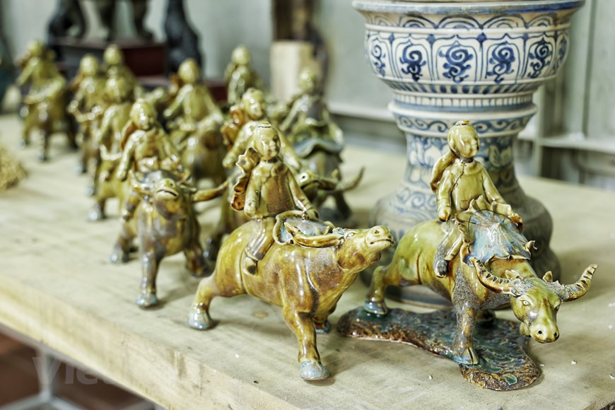 Tran Tuoc est revenu plus tard dans sa ville natale, Thai Binh, puis a étudié et fabriqué des produits en céramique pendant environ de un à deux ans. En 1996, il est venu dans le village de la céramique de Bat Trang pas loin de Hanoï, non pas pour chercher un emploi, mais comme chauffeur. Après cela, il a trouvé le métier traditionnel de la céramique qui lui convenait, alors il a décidé d'arrêter de conduire, de s'installer dans ce village et de passer du temps à restaurer des reliques. Un principe de Tran Nam Tuoc est de « dire non à la copie ». Tous ses produits sont renouvelés et basés sur des légendes. Les produits céramiques de l’artisan Tran Nam Tuoc sont à la fois classiques et pratiques. Actuellement, il est l'un des rares artisans de la céramique à pouvoir intégrer les produits céramiques dans la vie quotidienne. Photo: Vietnam +