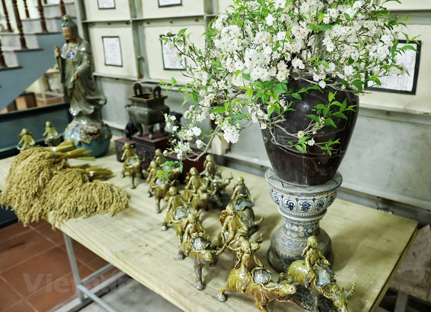  Quand Tran Nam Tuoc était jeune, il voyageait partout. Mais peut-être à cause de l'influence de sa famille, Tran Nam Tuoc avait une mentalité de marchand dès son plus jeune âge. C'est aussi la raison pour laquelle son esprit dans la fabrication de la céramique est différent des autres. Les produits céramiques de l’artisan Tran Nam Tuoc sont à la fois classiques et pratiques. Il pense, comme tous autres villages artisanaux, comment faire vivre les produits traditionnels d'une manière utile qui fera perdurer le commerce. Actuellement, il est l'un des rares artisans de la céramique à pouvoir intégrer les produits céramiques dans la vie quotidienne. Photo: Vietnam +