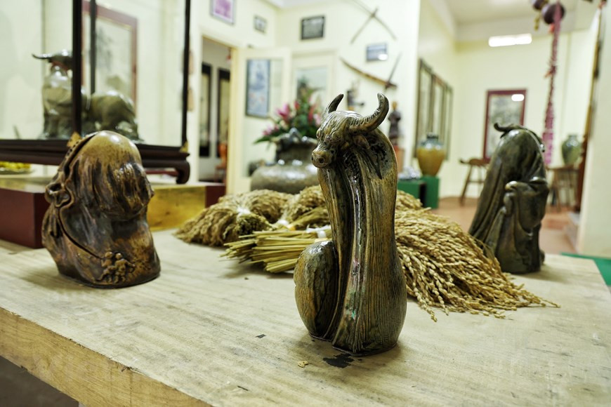 La collection de buffles en céramique de l'artisan Tran Nam Tuoc (Tran Tuoc) est originale car elle décrit des valeurs culturelles traditionnelles et des images du buffle dans la méditation bouddhiste. L'artisan Tran Nam Tuoc présente sa collection qui comprend de nombreuses œuvres sur le buffle. Avec sa créativité, Tran Nam Tuoc retrace l'image familière du buffle dans des contes anciens, mais aussi dans le bouddhisme. Le buffle est un animal familier pour les Vietnamiens, un compagnon inséparable des agriculteurs. Les buffles en céramique de l'artisan Tran Nam Tuoc sont en différentes postures. Symbole du travail acharné, avec toute sa sueur et son labeur, le buffle est étroitement liée aux agriculteurs. Photo: Vietnam + 