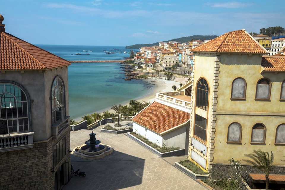 Les boutiques méditerranéennes aux couleurs vives, adossées à la montagne, face à la mer au Sun Premier Village Primera, sont des lieux d’organisation d'événements tels que la gala avec le compte à rebours du Nouvel An 2021 au Sud de l’île, des feux d'artifice saluant le Nouvel An… Photo : Vietnam Illustré 