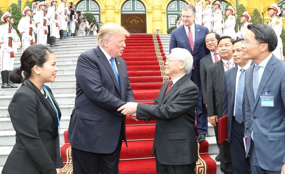Le secrétaire général du Parti et président Nguyen Phu Trong (droite) s'est entretenu avec le président Donald Trump à l'occasion de sa visite au Vietnam pour assister au deuxième sommet États-Unis-République populaire démocratique de Corée, qui a eu lieu les 27 et 28 février 2019 à Hanoï (27 février ). Photo : Tri Dung – VNA. 