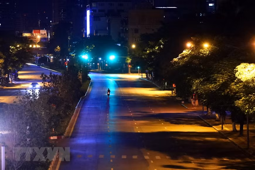 La rue Huynh Thuc Khang déserte. Photo : VNA 