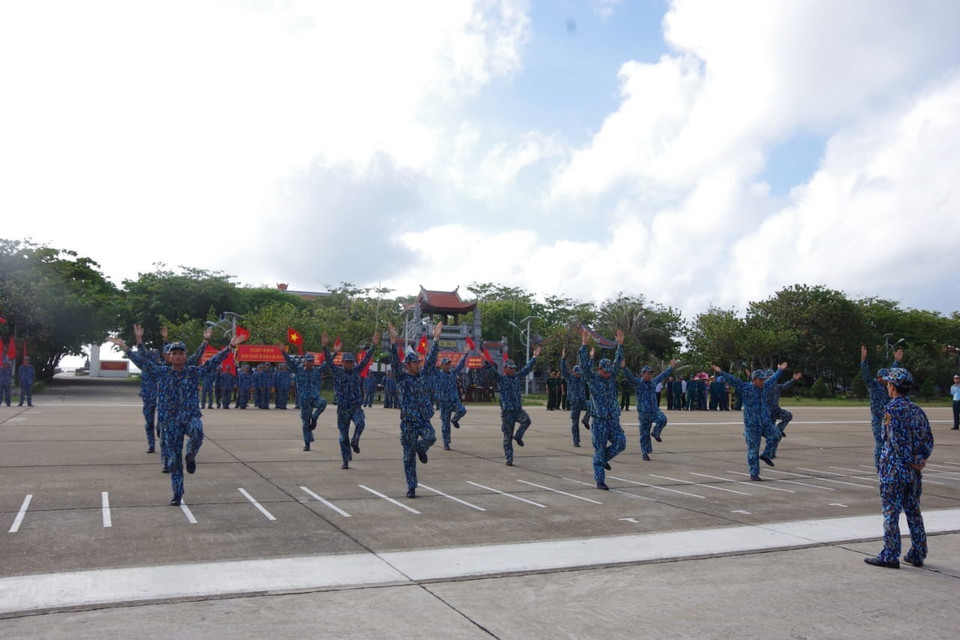 Des soldats sur l'île de Truong Sa, archipel de Truong Sa (Spratleys), pratiquent quotidiennement des exercices et des sports. Photo: VNA 